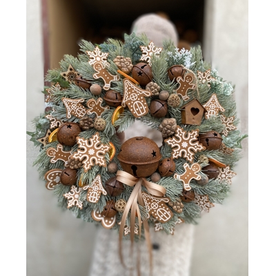 Zimný veniec s medovníčkami
