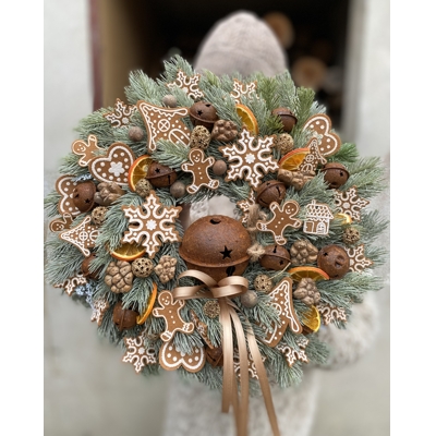 Zimný veniec s medovníčkami