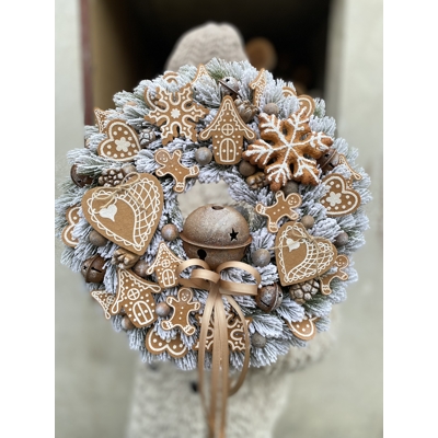 Zimný veniec s medovníčkami