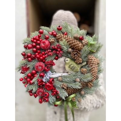 Zimný veniec s vtáčatkom na konári.