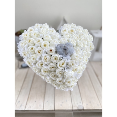 Srdce na betónovom podstavci biele