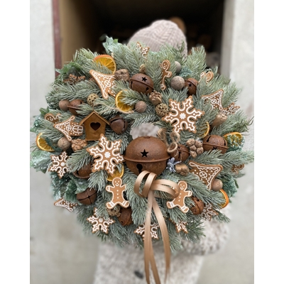 Zimný veniec s medovníčkami