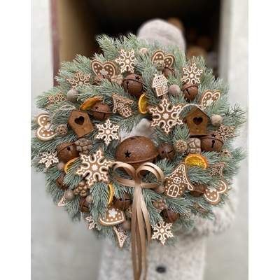 Zimný veniec s medovníčkami