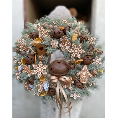 Zimný veniec s medovníčkami