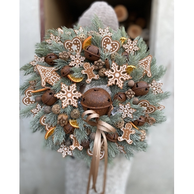 Zimný veniec s medovníčkami