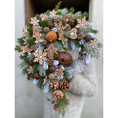 Zimný veniec s rolničkami s medovníčkami