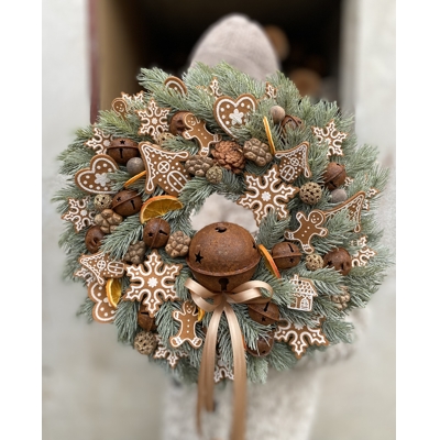 Zimný veniec s medovníčkami
