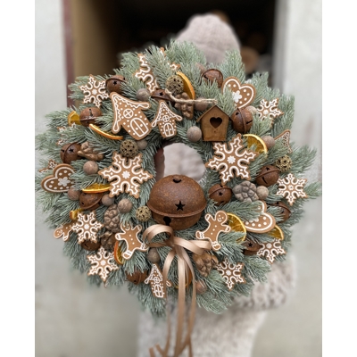 Zimný veniec s medovníčkami